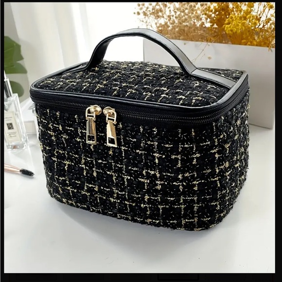 Tweed Cosmetic Storage Tote Bag
- Durable Travel Toiletry Organizer - Picture 3 of 12